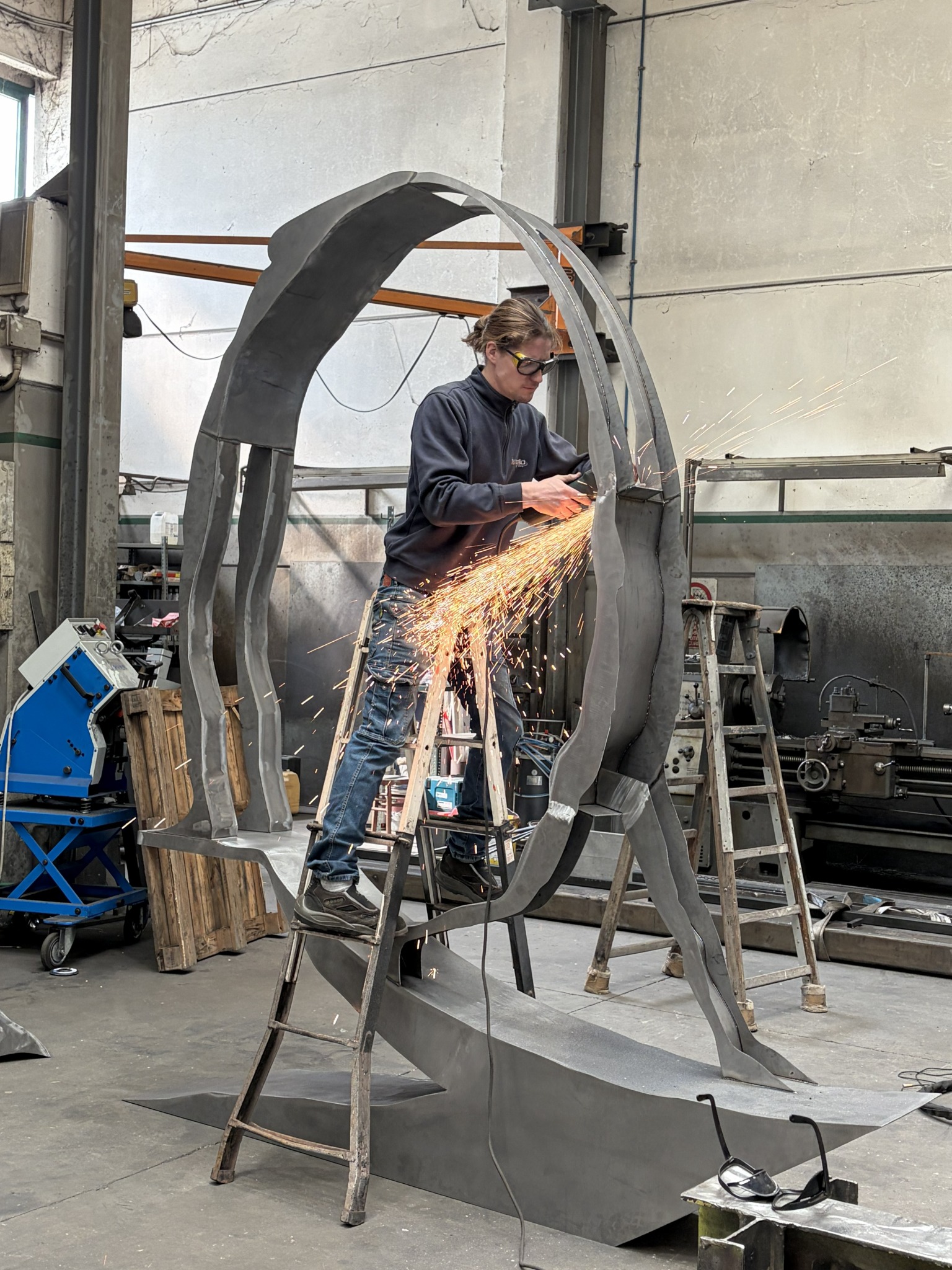 Giovanni Piovan al lavoro su una scultura in acciaio nella sua officina